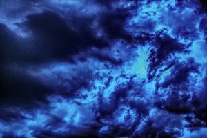 Die Gewitterwolken symbolsieren die heraufziehende Katastrophe