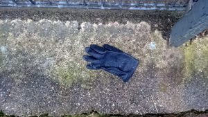der verlorene Handschuh ist ein Symbol für die kalte Hand des Autors